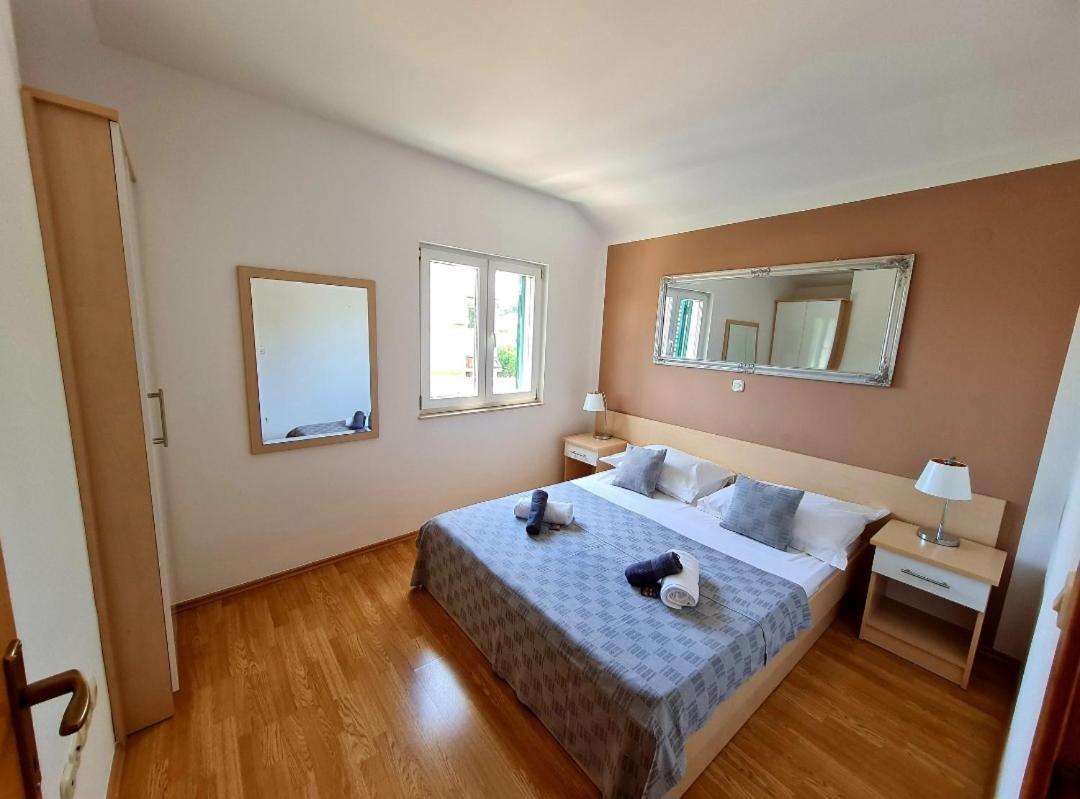 Vila Maslina Apartments Mit Pool Und Garten Nahe Am Strand Tučepi Quarto foto